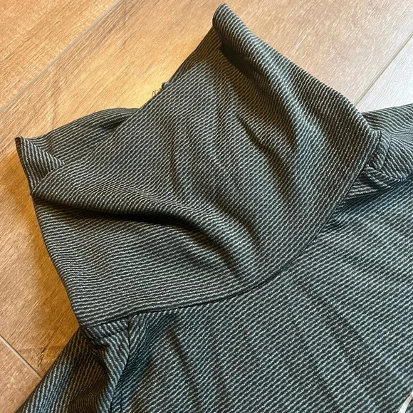 Nike dri-fit running turtleneck with thumb holes - Picture 4 of 7